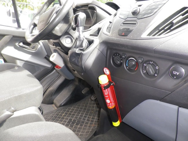 Un extincteur Element est fixé à l'intérieur d'une voiture