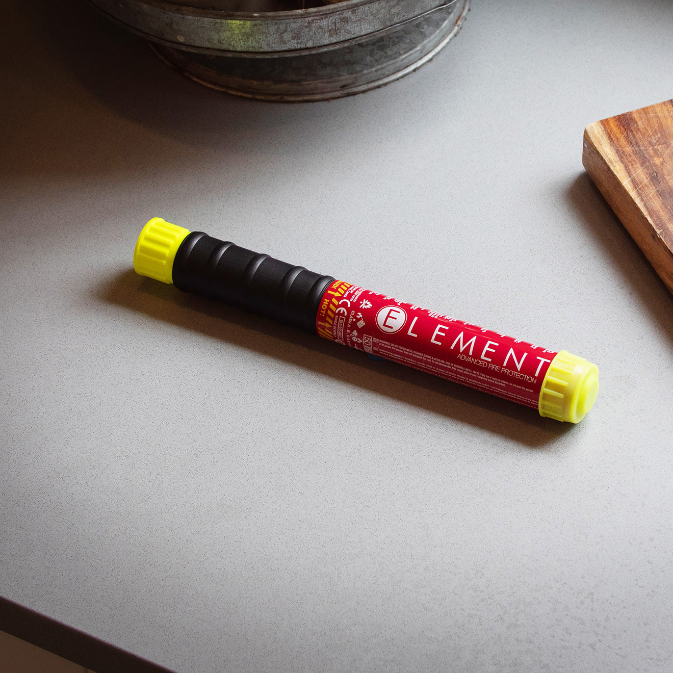 Extincteur Element posé sur une table