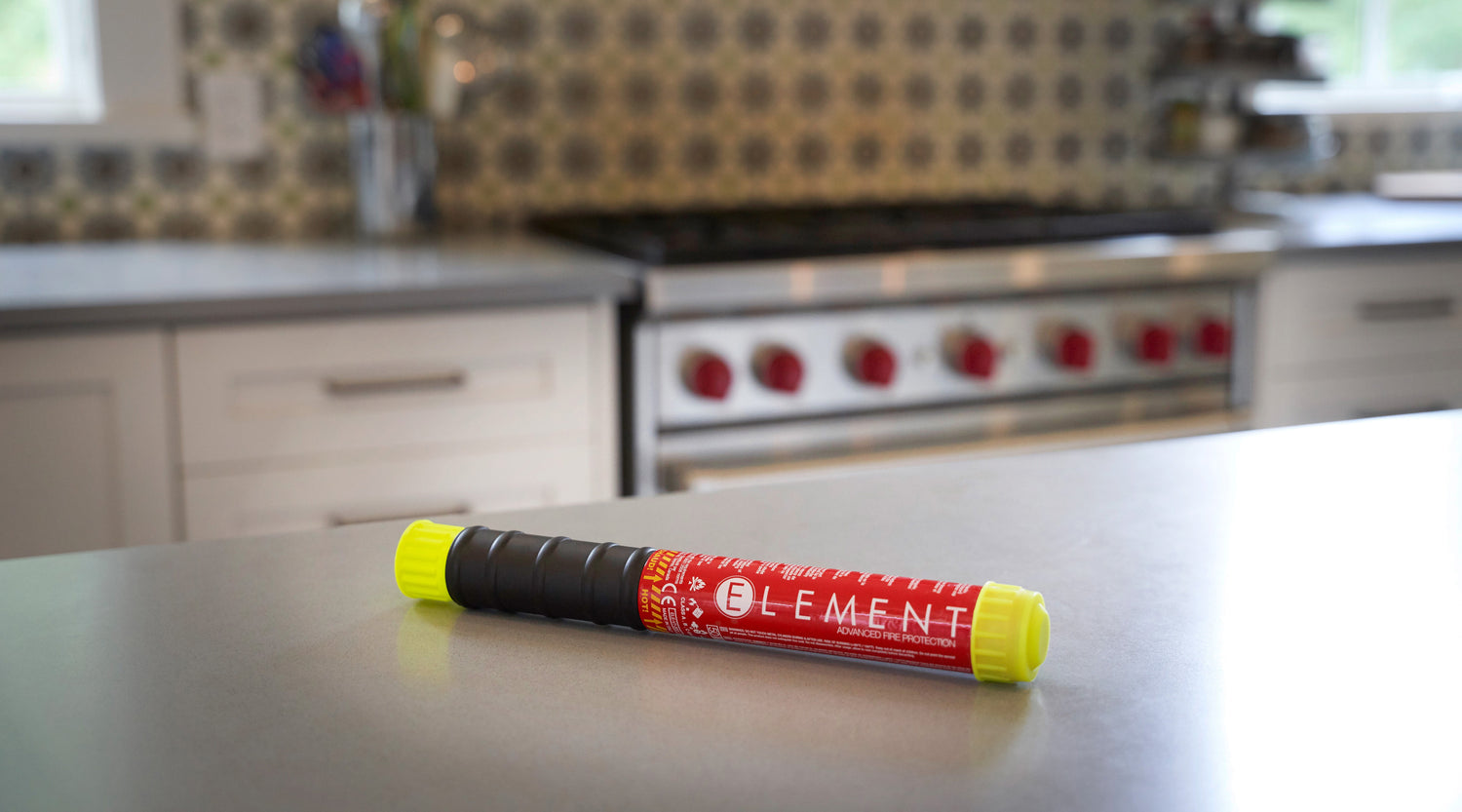 Extincteur Element posé sur le plan de travail d'une cuisine