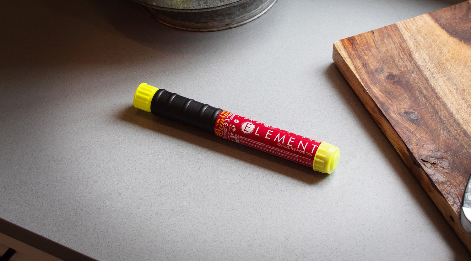 Extincteur Element posé sur le plan de travail d'une cuisine